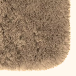 Tapete Melody Pelucia Pelo Alto 1,00m X 1,40 Cm Bege Jolitex